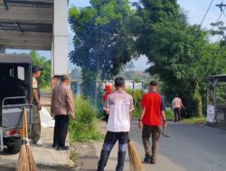 Tindaklanjuti Arahan Bupati Bogor, Kecamatan Cigombong Gelar Giat Jumsih di Jalan Kabupaten