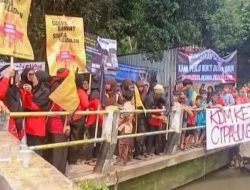 Ratusan Warga Cipayung Depok Gelar Aksi Protes di Jembatan Jago, Tuntut Penanganan Banjir dan Sampah TPA