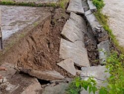 Tanggul Sungai Cibareno Longsor dan Ambruk, Akses Jalan hingga Sawah Warga Terancam