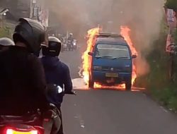 Angkot Jurusan Cihideung–Ramayana Hangus Terbakar di Jalan Raya Palasari, Seluruh Penumpang Selamat
