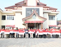 CAMAT CIGOMBONG BERSAMA DPMD KABUPATEN BOGOR LAKSANAKAN PEMBAGIAN BENDERA MERAH PUTIH