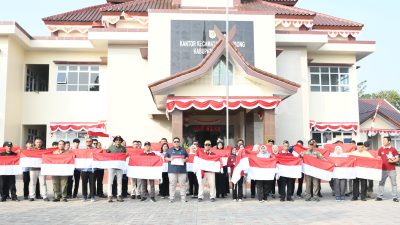 CAMAT CIGOMBONG BERSAMA DPMD KABUPATEN BOGOR LAKSANAKAN PEMBAGIAN BENDERA MERAH PUTIH