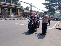 “ABU KRAKATAU SAMPAI CIJERUK-CIGOMBONG! POLSEK CIJERUK BAGIKAN RATUSAN MASKER, WARGA DIMINTA JANGAN LENGAH!”